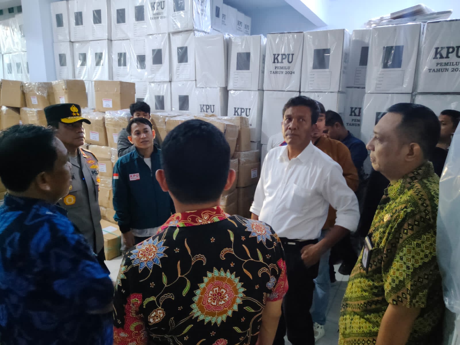 KUNJUNGI KPU -- Kapolda Sulsel Irjen (Pol) Andi Rian R Djajadi mengunjungi gudang KPU Bulukumba di Kelurahan Caile Kecamatan Ujung Bulu Kabupaten Bulukumba, pada Jumat (26/1). 