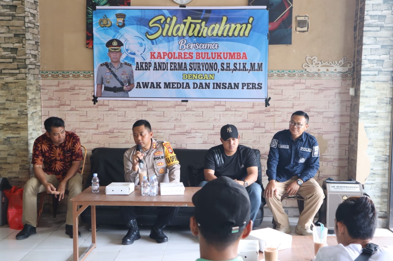 SINERGI MEDIA -- Kapolres Bulukumba AKBP Andi Erma Suryono menggelar pertemuan silaturahmi dengan awak media atau insan pers Kabupaten Bulukumba di Warkop Utty Kelurahan Loka Kecamatan Ujung Bulu Kabupaten Bulukumba, Jumat (12/1).  