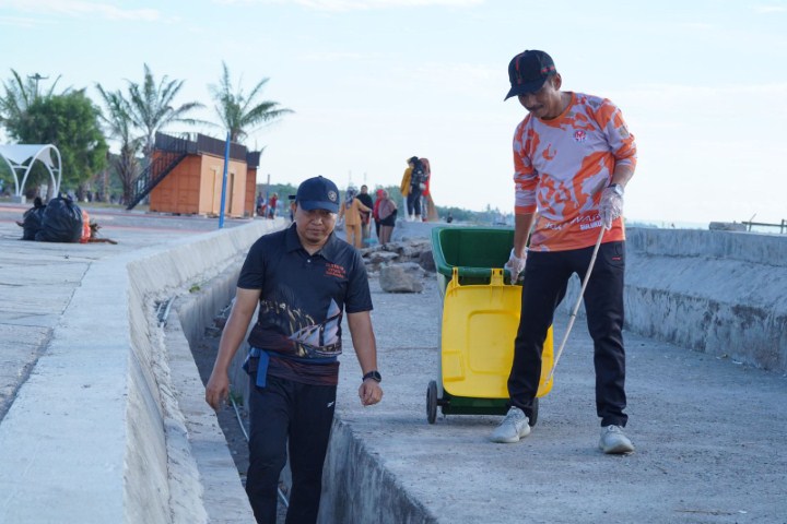 AKSI KEBERSIHAN -- Dewan Kerajinan Nasional Daerah dan Tim Penggerak PKK Kabupaten Bulukumba melakukan aksi kebersihan melalui Gerakan Gotong Royong Bulukumba Bersih (G2B2), Jumat (12/1).