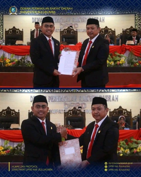 LANTIK -- Ketua DPRD Kabupaten Bulukumba H Rijal melantik anggota DPRD Pengganti Antar Waktu (PAW) di Gedung DPRD Bulukumba, Rabu (24/1).  Pelantikan digelar melalui rapat paripurna dengan dihadiri perwakilan unsur Forkipimda, Sekkab bersama Kepala OPD lingkup Pemkab Bulukumba dan sejumlah tamu undangan. 