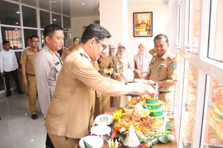 SYUKURAN -- Wabup Bulukumba Andi Edy Manaf dan Sekkab Muh Ali Saleng bersama para pegawai menggelar syukuran penggunaan kantor di Gedung Phinisi Bulukumba, Senin (15/1). Turut hadir kapolres Bulukumba AKBP Andi Erma Suryono.