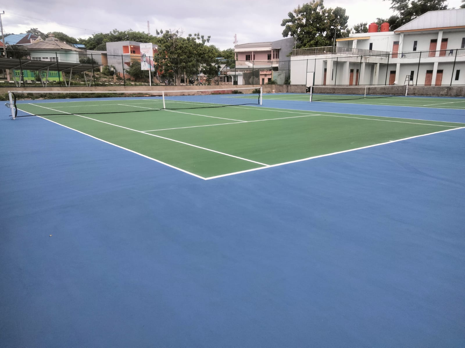 AYO MAIN TENIS -- Fasilitas olahraga seperti Lapangan Tenis, Futsal, Sirkuit dan lainnya semakin memanjakan para pengunjung yang datang berwisata di Pantai Bira Bulukumba. 