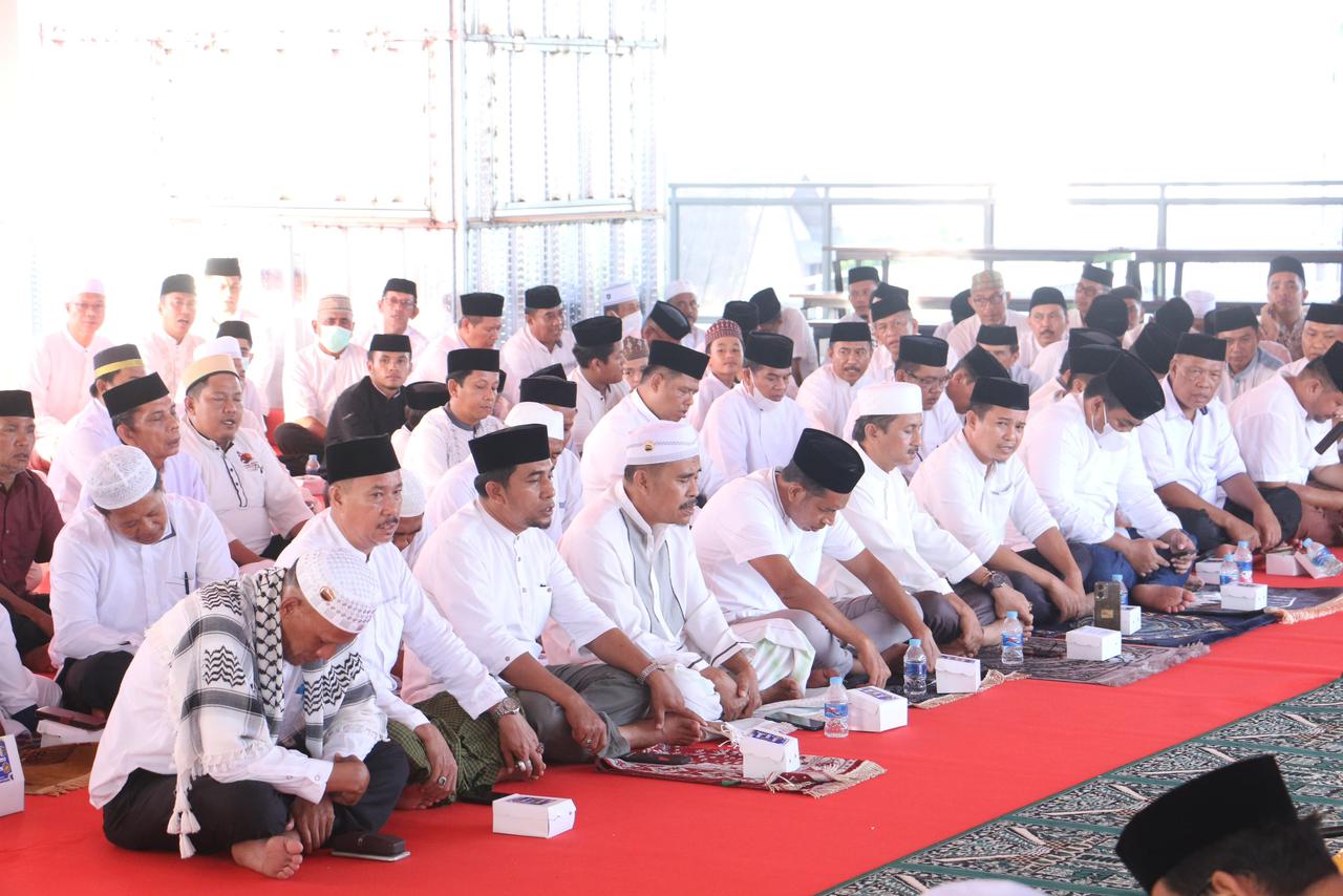 DZIKIR -- Pemkab Bulukumba menggelar Zikir Akbar Akhir Tahun 2023 di Top Floor Gedung Phinisi, Minggu (31/12). Zikir dihadiri ratusan warga dari berbagai kecamatan di Bulukumba sekaligus untuk pertama kali digelar di gedung baru.