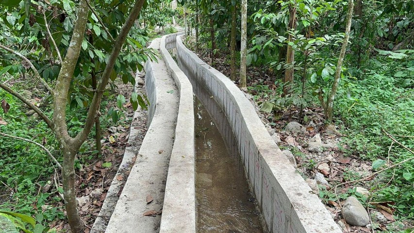 BANGUN IRIGASI -- Pemkab Bulukumba mengambil langkah maju dalam sektor pertanian dengan melaksanakan pembangunan jaringan irigasi menggunakan beton pra cetak. Salah satu prioritas saat ini adalah pembangunan infrastruktur yang merata untuk mendukung aktifitas masyarakat