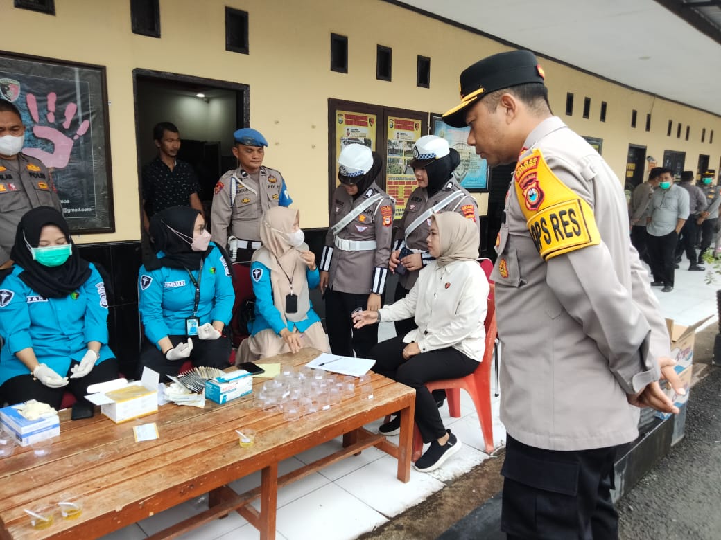 TES URINE -- Polres Bulukumba melakukan tes urine dadakan kepada personel usai menggelar rutinitas apel pagi, Rabu (17/1). Tes urine dipimpin Kapolres Bulukumba AKBP Andi Erma Suryono.