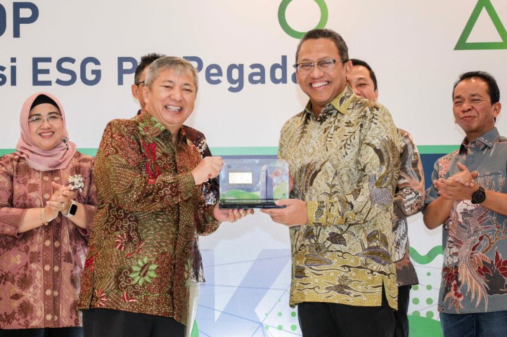 CINDERAMATA -- Direktur Utama PT Pegadaian, Damar Latri Setiawan (kanan) ketika menyerahkan cinderamata di sela pelaksanaan workshop bertajuk 'Implementasi Environmental, Social, and Governance'.