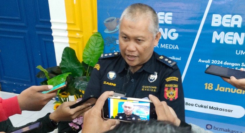 COFFEE MORNING -- Plt Kepala Bea Cukai Makassar, Zaeni Rokhman, saat wawancara di sela acara coffee morning Bea Cukai Makassar dengan puluhan wartawan dari berbagai media yang ada di Kota Makassar.