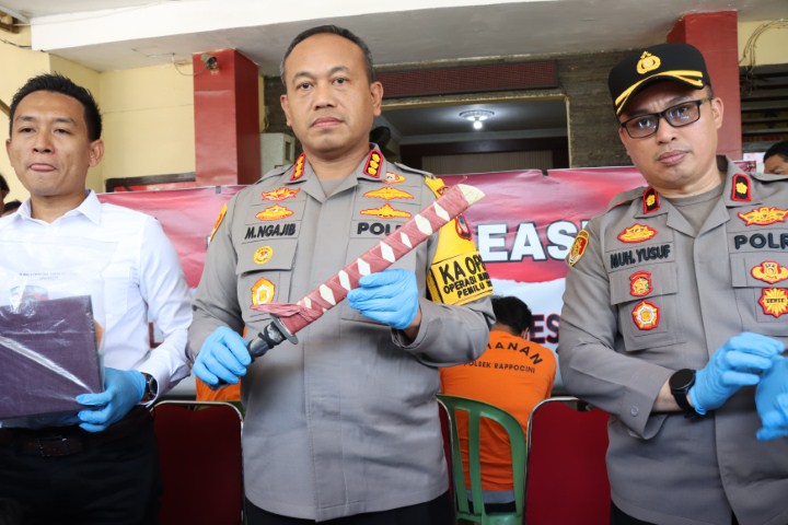 CURAS -- Kapolrestabes Makassar, Kombes Pol Mokhamad Ngajib (tengah) didampingi Kapolsek Rappoccini, Kasat Reskrim Polrestabes Makassar, Kasi Humas Polrestabes Makassar memberikan keterangan pengungkapan pelaku curas.