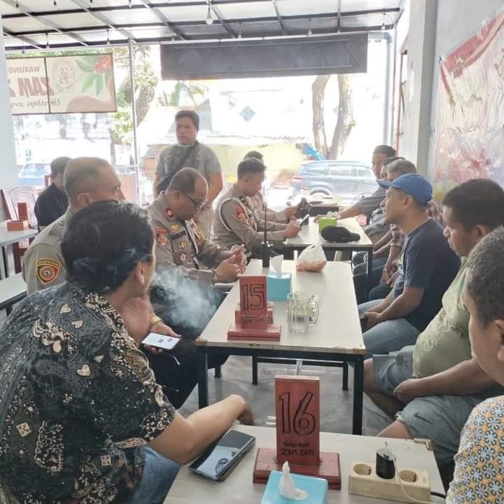 DIALOG -- Kapolsek Bontoala, Kompol Muhammad Idris, sedang berdialog dengan warga setempat dalam kegiatan Jumat Curhat di Warkop Zamzam, Jalan Tinumbu. Kapolsek memberikan arahan dan menerima kritikan serta masukan dari mayarakat tentang Kamtibmas di wilayah hukum Polsek Bontoala.