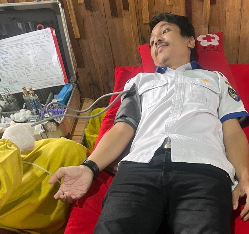 IST DONOR DARAH -- Salah seorang karyawan Perumda Tirta Jeneberang saat melakukan donor darah. 