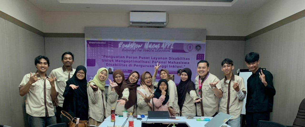 WABINAR -- Panitia Wabinar Nasional foto bersama usai menyelenggarakan webinar nasional dalam rangka Road To Munas APPI dan memperingati Hari Disabilitas Internasional baru-baru ini.