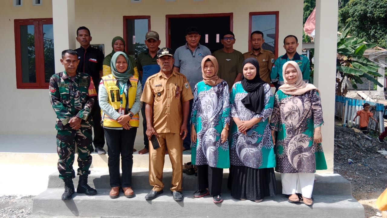 GEDUNG PAUD -- Perwakilan manajemen PT Vale foto bersama jajaran perangkat Desa Nambo, badan permusyawaratan desa, dewan guru PAUD dan TK, serta perwakilan masyarakat di depan gedung PAUD Desa Nambo.