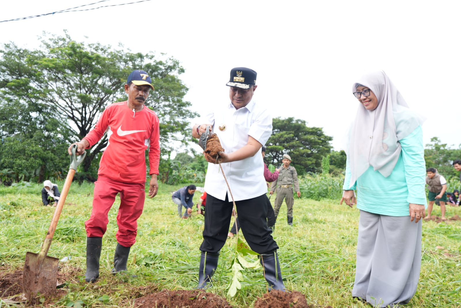 BUDIDAYA--Pj Gubernur Sulsel Bahtiar Baharuddin melakukan penanaman sukun di GOR Sudiang bersama Barisan Muda Putra Pongka,akhir pekan kemarin.