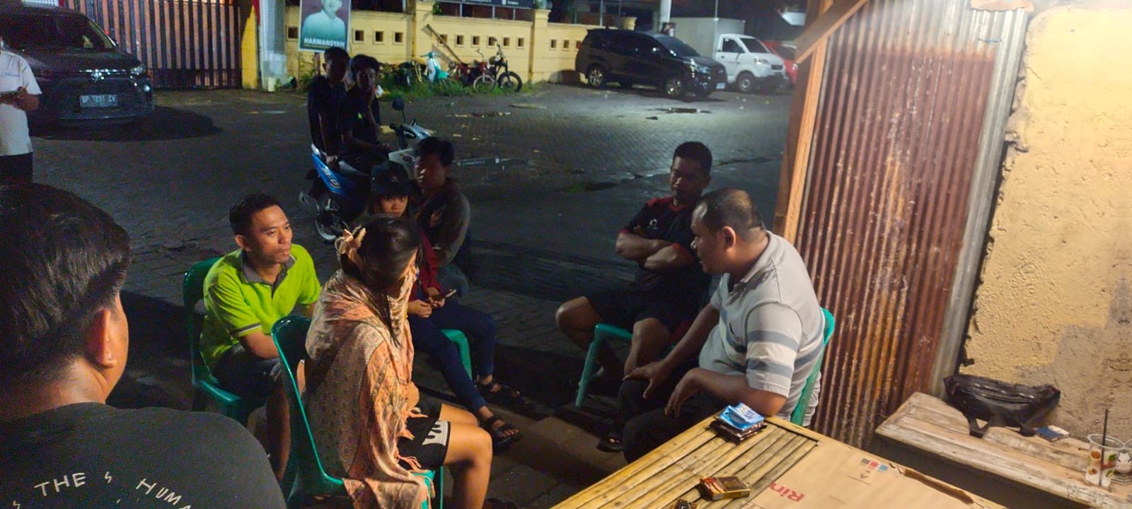 KAMTIBMAS -- Anggota Bhabinkamtibmas bersama tokoh masyarakat dan RT/RW, serta LPM Kekurahan Kunjungmae, bersiaga di Poskamling Jalan Lamadukelleng untuk mengatispasi gangguan Kamtibmas.