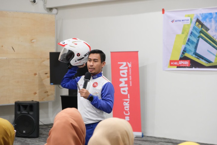 KESELAMATAN -- Instruktur Safety Riding Asmo Sulsel, Wanny, memberikan materi tentang bagaimana langkah yang harus dilakukan para Jagoan Honda dalam menjaga keselamatan saat berkendara.