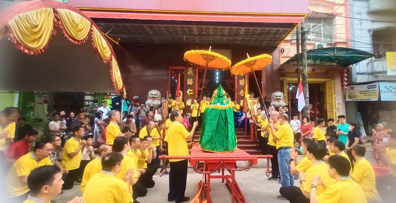 BKM/JUNI SEWANG PEMINDAHAN--Yayasan Klenteng Kwan Kong Makassar menggelar prosesi Sakral Rupang Dewa Kwan Kong di gedung baru klenteng Jalan Sulawesi, Makassar, Rabu (10/1).