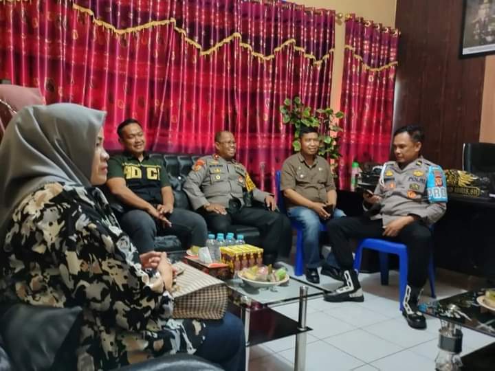 IST KUNJUNGAN -- Camat Bontoala, Andi Ahmad Muhajir bersama jajarannya saat berkunjung ke Polsek Bontoala. Rombongan diterima langsung Kapolsek Bontoala, Kompol Muhammad Idris, di ruang kerjanya.