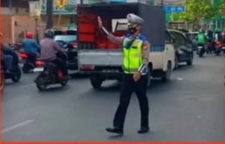 LALULINTAS -- Personel Unit Lantas Polsek Makassar sedang melaksanakan tugas di lapangan mengatur arus lalulintas di wilayah hukum Polsek Makassar.