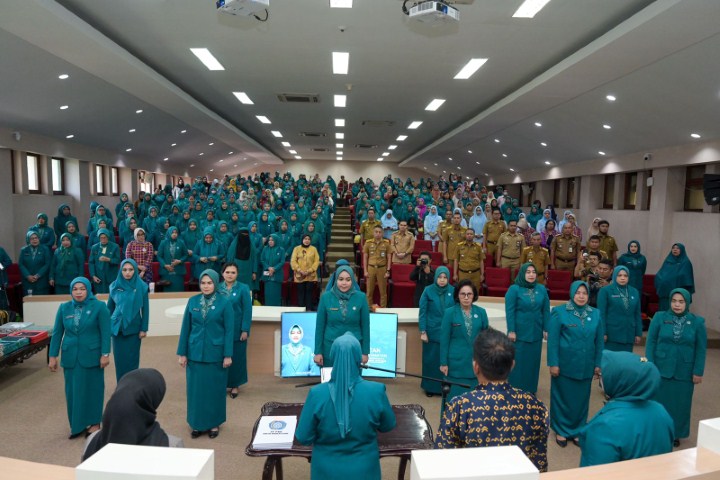 ist LANTIK--Ketua TP PKK Kota Makassar Indira Yusuf Ismail secara resmi melantik 12 Ketua TP PKK Kecamatan, di Ruang Sipakatau Balai Kota Makassar, Kamis (11/1).