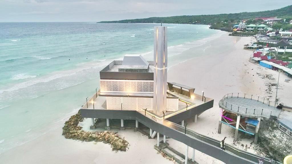 LAYANAN RESTRIBUSI -- Unit Pelaksana Teknis Dinas (UPTD) Kawasan Wisata Tanjung Bira mengintensifkan layanan ke wisatawan. Upaya tersebut dilakukan agar para wisatawan merasakan kenyamanan dan betah selama berkunjung.