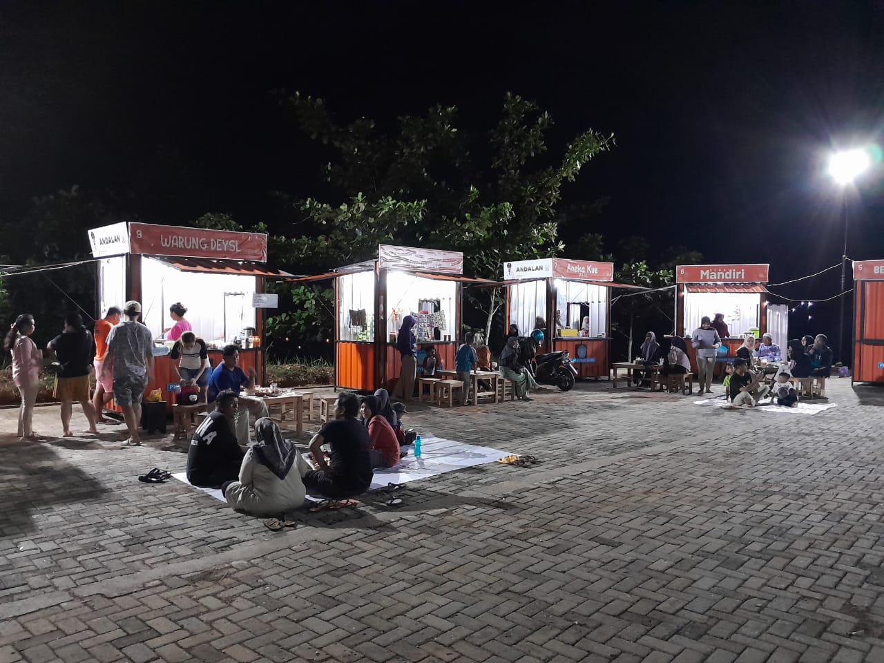 LIVE MUSIK -- Pujasera Landmark Luwu Timur merupakan tempat nongkrong baru buat masyarakat Bumi Batara Guru khususnya di Kecamatan Malili. Live musik menjadi daya tarik sendiri di kawasan ini. 