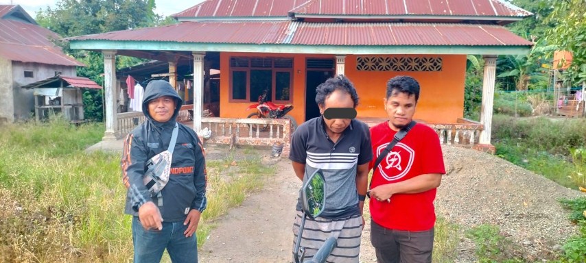 DITANGKAP -- Aparat kepolisian Polsek Walenrang gerak cepat menyikapi adanya laporan pencurian Curnak berupa itik di wilayahnya. Pelaku berhasil diamankan dan langsung di giring ke Mapolsek.