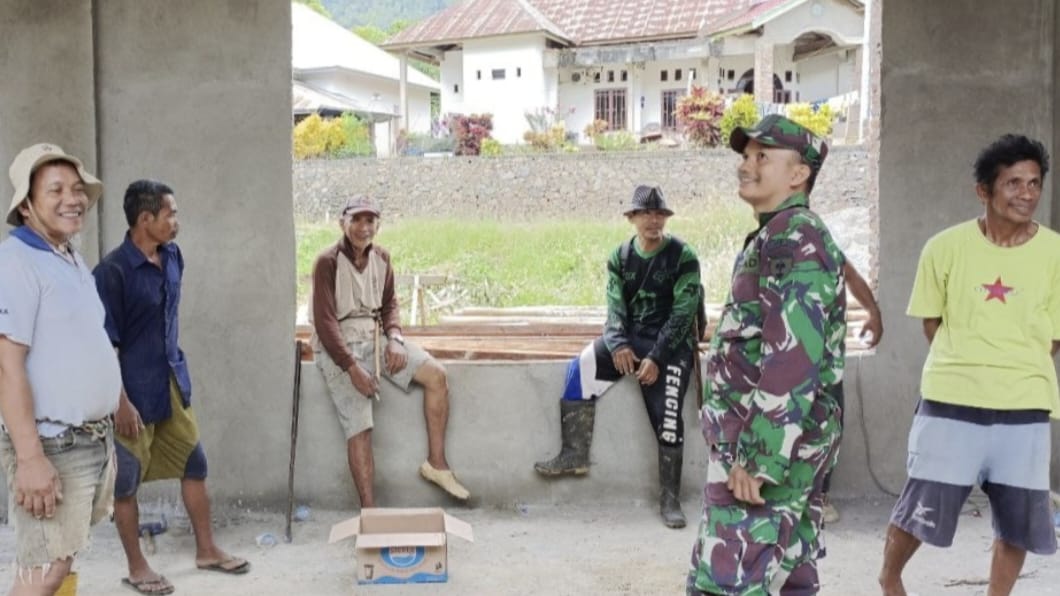 TEMU WARGA -- Babinsa Koramil 1403-01 Larompong Serda Ristang melakukan pendekatan Komsos kepada warga binaannya di Lumaring dalam rangka temu dan membangun kedekatan emosional kepada warga binaannya, Minggu (20/1). 