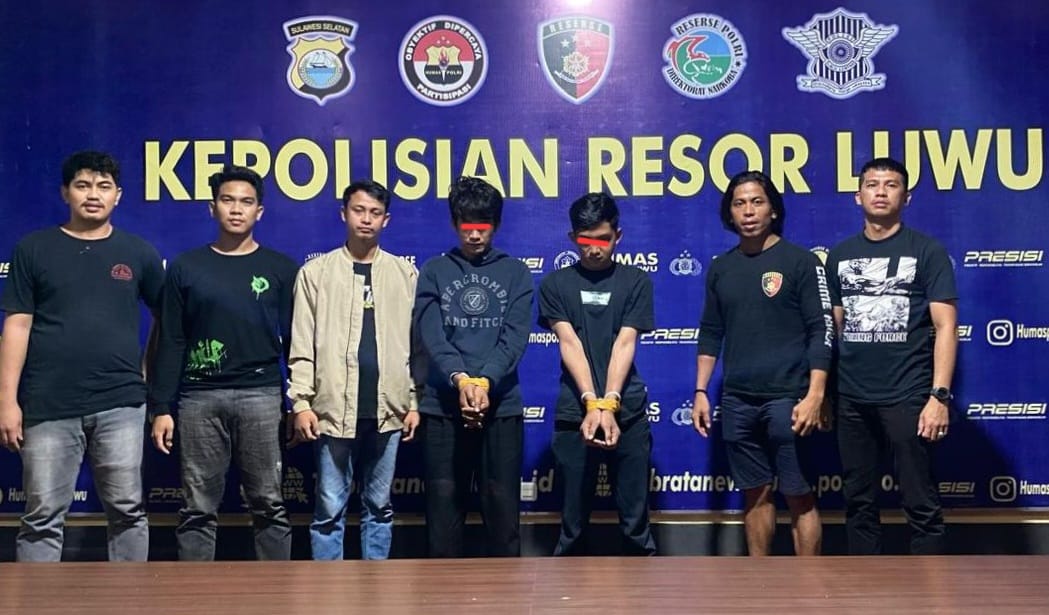RINGKUS -- Unit Resmob Satreskrim Polres Luwu meringkus dua dari tiga pelaku tindak pidana penyerangan secara bersama-sama di muka umum yang terjadi di Nikhita Studio Belopa pada Kamis (4/1) lalu. Kedua pelaku MA (19) dan J (26) diamankan di Kelurahan Keurea Kecamatan Bahodopi Kabupaten Morowali, Sulawesi Tengah pada Minggu (7/1)