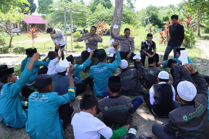 TRAUMA HEALING -- Personel Sat Lantas Polres Luwu mengunjungi santri dan santriwati Ponpes Darul Istiqamah yang kini belajar di Ponpes Tahfidzul Qur'an Riyadhussolihin Desa Murante Kabupaten Suli guna memberikan trauma healing, Selasa (9/1).