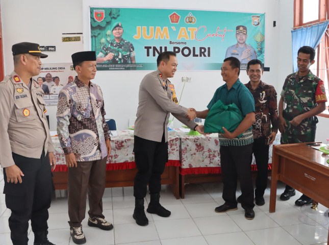 JUMAT CURHAT --  Polres Luwu kembali menggelar Jumat Curhat di Kantor Kecamatan Walenrang Timur dan dipimpin Kapolres Luwu AKBP Arisandi, Jumat (12/1). Tampak Kapolres Luwu AKBP Arisandi menyerahkan bantuan kepada warga.