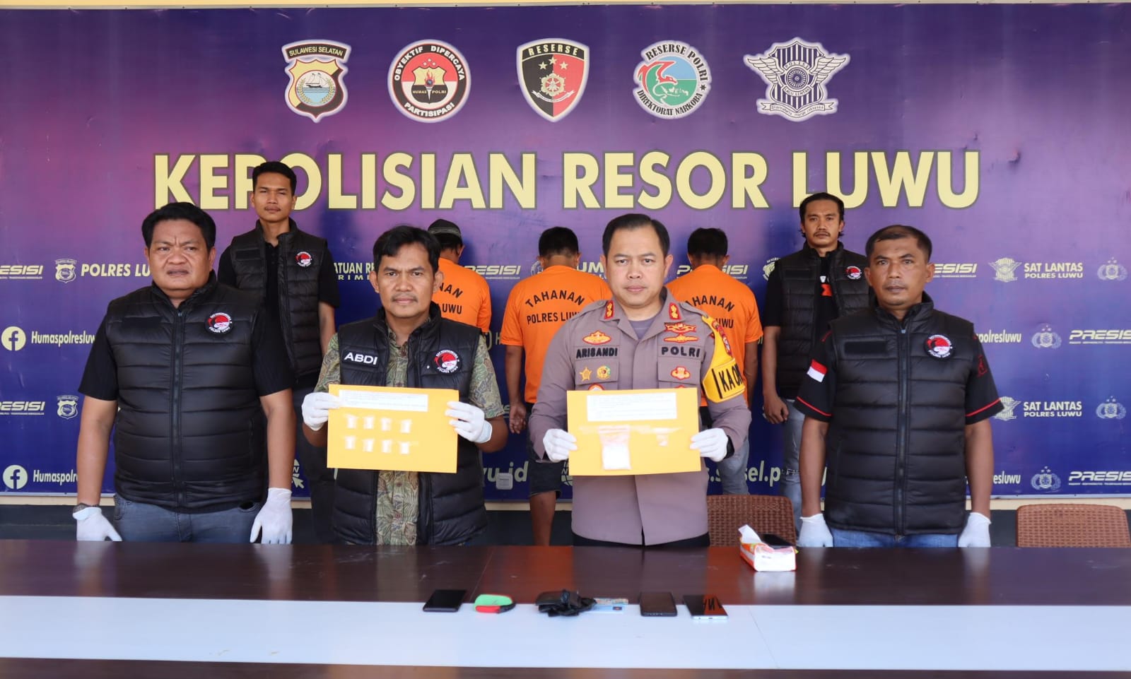 RILIS KASUS -- Kapolres Luwu AKBP Arisandi menunjukan barang bukti sabu-sabu dan para tersangka (membelakangi kamera) usai rilis kasus di Mapolres Jumat (19/1) akhir pekan lalu. 