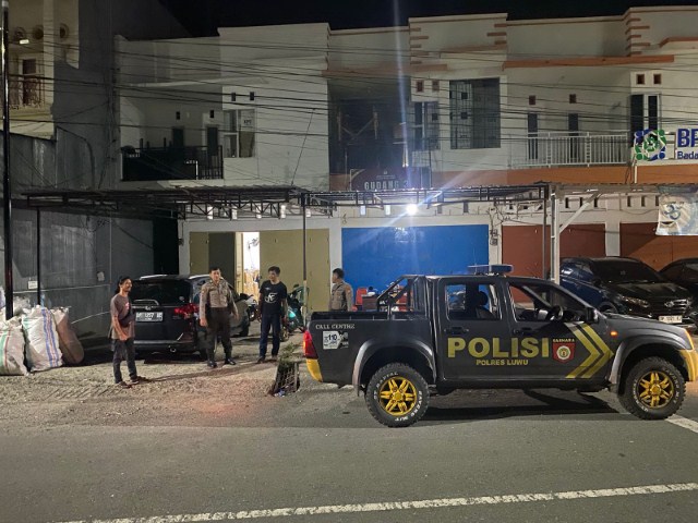 PATROLI -- Satuan Samapta Polres Luwu melaksanakan patroli malam hari mengantisipasi gangguan Keamanan dan Ketertiban Masyarakat (Kamtibmas), Minggu (21/1). Patroli demi menciptakan situasi yang aman dan kondusif