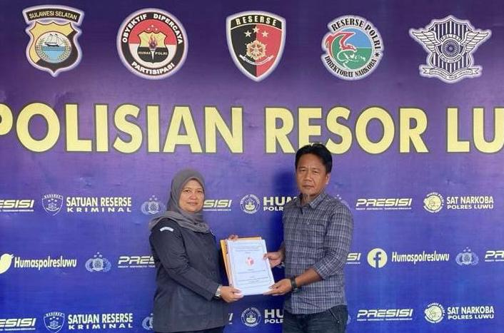 PELANGGARAN -- Koordinator Sentra Gakkumdu Unsur Bawaslu Luwu, Asriani menyerahkan berkas penanganan pelanggaran dugaan TPP yang dilakukan seorang oknum Kades dengan Nomor Register 002/Reg/TM/PL/Kab./27.09/I/2024 ke tahapan penyidikan, Selasa (30/1).