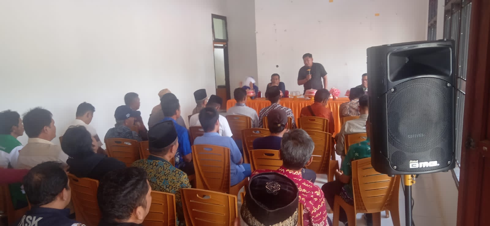 RAMAH TAMA -- Pemerintah Kecamatan Suli Barat Kabupaten Luwu menggelar pisah sambut  di ruang pertemuan Kantor Kecamatan Suli Barat, Kamis (18/1). Camat Suli Barat Muhammad Raya Tahir Gani digeser ke Dinas Kesbangpol Kabupaten Luwu. Sebagai penggantinya, Bupati menunjuk Samsuddin sebagai camat yang baru.