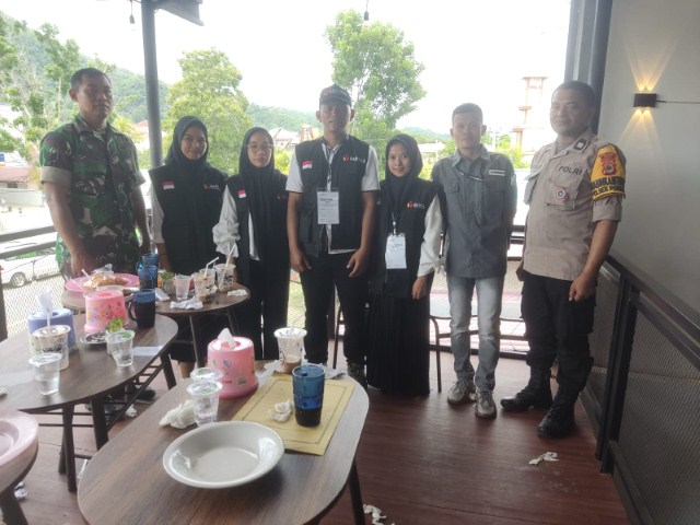 SAMBANG WARGA -- Bhabinkamtibmas Polsek Ponrang Aiptu Muh Nasir intens melakukan sambang warga binaannya dengan konsep cooling system, Senin (22/1)