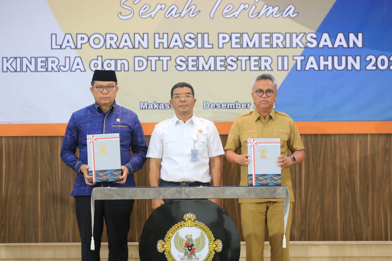 LAPORAN -- Bupati Luwu Timur Budiman dan Ketia DPRD Aripin foto bersama usai menerima Laporan Hasil Pemeriksaan (LHP) Kinerja dan DTT Semester II Tahun 2023 dari Badan Pemeriksa Keuangan Republik Indonesia (BPK RI) Perwakilan Sulsel,  Senin (15/1).