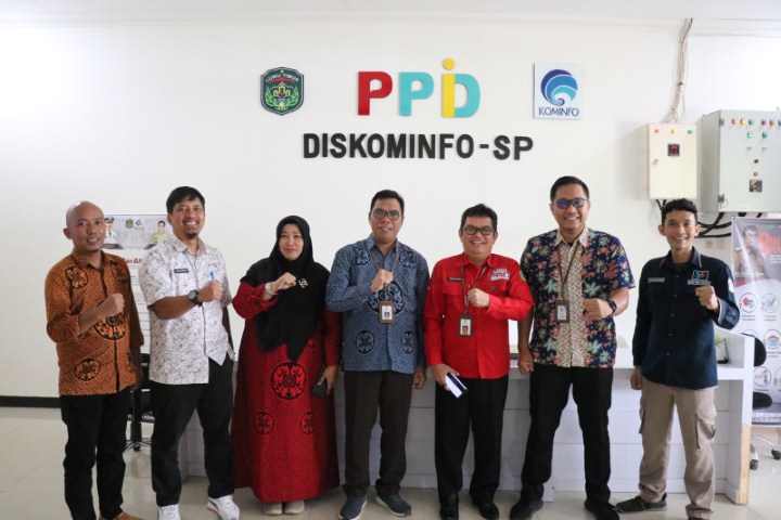 PAMIT -- Kadis Komunikasi, Informatika, Statistik dan Persandian (Kominfo-SP) Kabupaten Luwu Timur, H. Hamris Darwis foto beraama usai menerima kunjungan Kepala BPS Lutim, Herbudiman Suandy, di ruang kerjanya, Jumat (26/1).