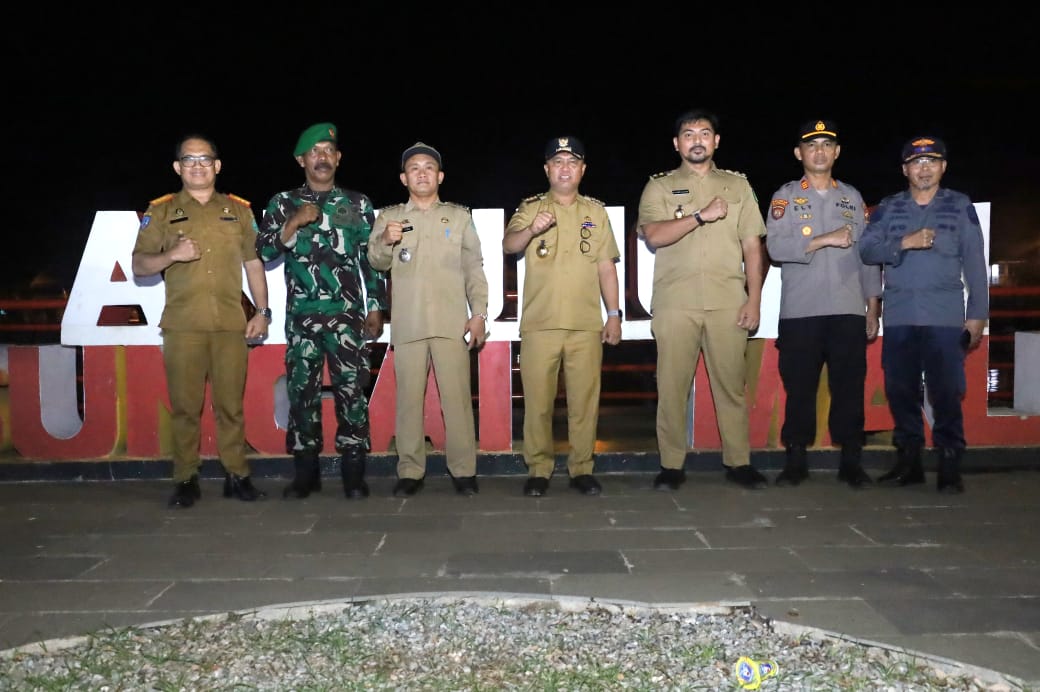 PANTAU -- Bupati Luwu Timur, H. Budiman bersama Wakil Bupati, Moch. Akbar Andi Leluasa beserta unsur Forkopimda Lutim memantau secara langsung kondisi malam pergantian tahun baru 2024 di dua titik pengamanan yakni di Kecamatan Tomoni dan Anjungan Sungai Malili, Kecamatan Malili, Minggu (31/12).