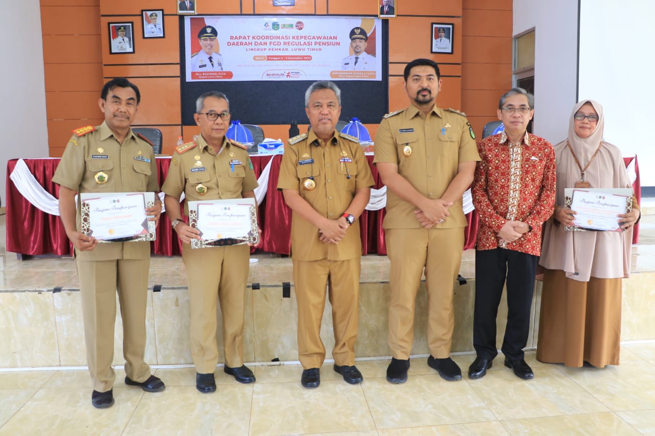  PENGHARGAAN -- Bupati Luwu Timur, H Budiman foto bersama Sekkab Luwu Timur, H Bahri Suli usai menyerahkan penghargaan disela-sela Rakor Kepegawaian Daerah dan FGD Regulasi Pensiun di Aula Dinas Pendidikan, Puncak Indah Malili baru-baru ini. 