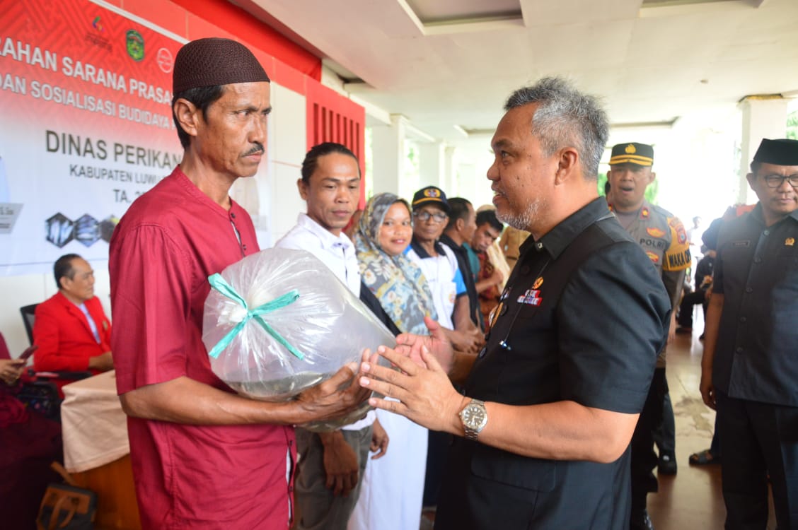 BANTUAN -- Bupati Luwu Timur, H. Budiman menyerahkan bantuan Sarana Prasarana (Sarpras) Perikanan dirangkai pembukaan sosialisasi Budidaya Polikultur Rumput Laut Gracillaria, Ikan Bandeng & Ikan Kakap Putih Dinas Perikanan Tahun 2023 di Lapangan Merdeka Malili baru-baru ini. 