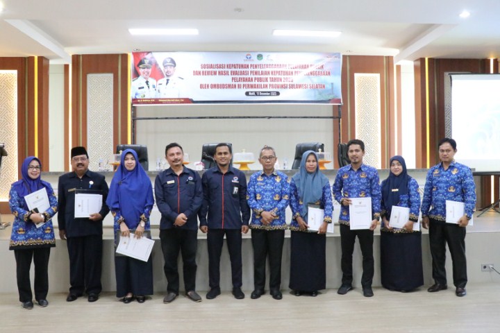 SOSIALISASI -- Sekkab Lutim H Bahri Suli foto bersama usai membuka sosialisasi Kepatuhan Penyelenggaraan Pelayanan Publik dan Review Hasil Evaluasi Penilaian Kepatuhan Penyelenggaraan Pelayanan Publik Tahun 2023 oleh Ombudsman RI Perwakilan Sulsel, di Aula Sasana Praja Kantor Bupati baru-baru ini. 