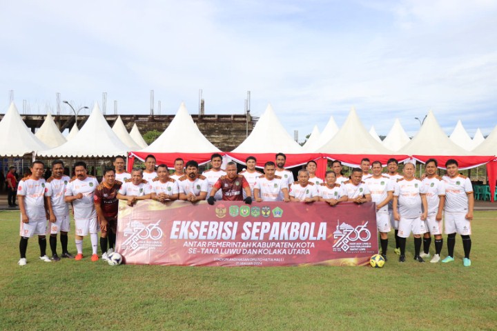 EKSEBISI -- Dua tim Pemkab Lutim dan Pemkab Kolaka Utara foto bersama sesaat sebelum laga eksebisi di mulai di Stadion Andi Hasan Opu To Hatta, Malili, Minggu (21/1). 