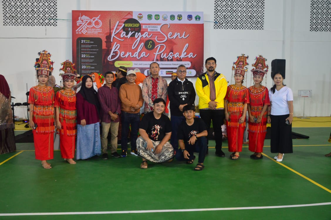PAGELARAN SENI -- Bupati Luwu Timur, H Budiman didampingi Wabup Mochammad Akbar Andi Leluasa membuka kegiatan pagelaran seni dalam ranagka memperingati Hari Jadi Luwu ke 756  dan Hari Perjuangan Rakyat Luwu ke 78 tahun 2024 di GOR Malili, Sabtu (20/1) malam.