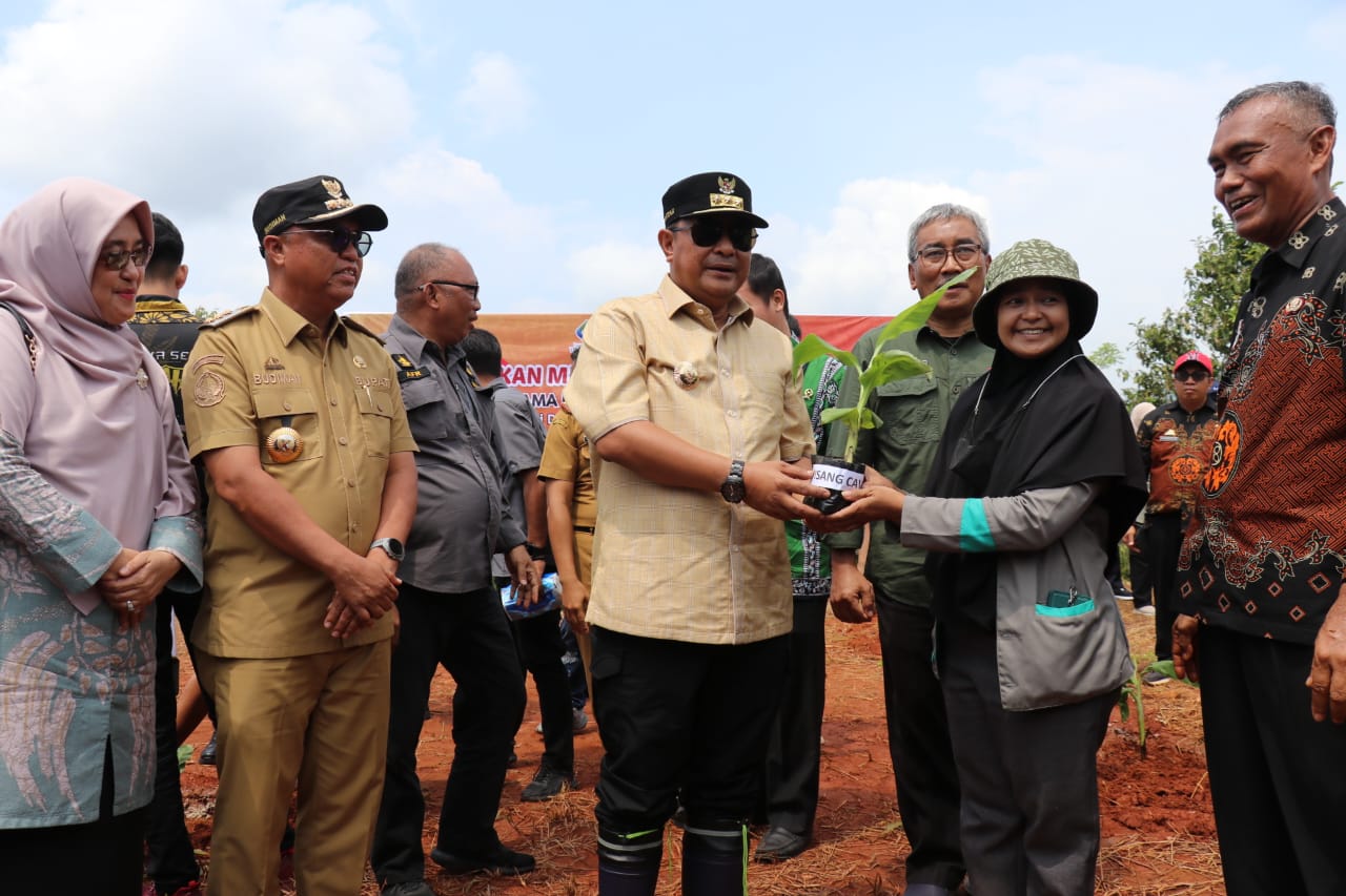 KUNKER -- Pj Gubernur Sulsel Bahtiar Baharuddin beserta rombongan melakukan kunjungan kerja ke Kabupaten Luwu Timur, Kamis (4/1). Rombongan Pj Gubernur Sulsel tiba di Bandara Sorowako Kecamatan Nuha sekitar pukul 11.00 Wita dan disambut Bupati Luwu Timur, H. Budiman