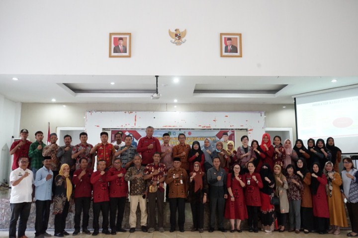 GUGUS TUGAS -- Ketua TP PKK Lutim sekaligus Pembina Gugus Tugas KLA lutim, Hj. Sufriaty menggelar rapat gugus tugas KLA tahun 2023 di Gedung Wanita Simpurusiang Malili baru-baru ini. 