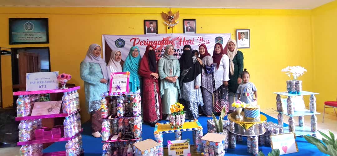 HARI IBU -- Pemdes dan TP PKK Desa Nuha Kecamatan Nuha menggelar peringatan Hari Ibu Tahun 2023. Kegiatan diikuti 100 orang peserta ini diisi dengan aneka lomba, antara lain Lomba Paduan Suara dan Lomba ecobrick antar RT, Lomba Puisi & Lomba Foto bertema Ibu dilanjutkan dengan games seru.