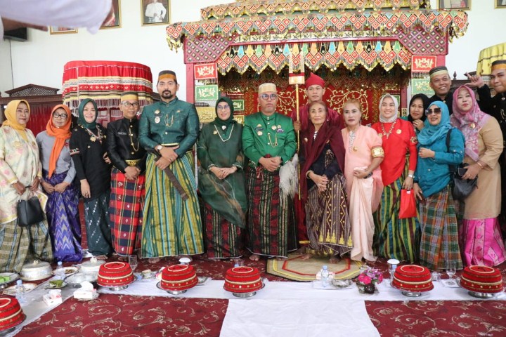 KUNJUNGI ISTANA -- Bupati Luwu Timur, H. Budiman didampingi Ketua TP PKK Lutim, Hj. Sufriaty, Wakil Bupati, Moch. Akbar A. Leluasa, Sekkab H Bahri Suli beserta jajaran foto beraama usai melakukan prosesi "Mangngolo" atau mengunjungi Istana Langkanae Kedatuan Luwu, Sabtu (13/1).