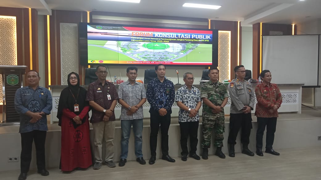 RAPAT -- Bapelitbangda Luwu Timur menggelar Rapat Forum Konsultasi Publik Rancangan Awal Rencana Pembangunan Jangka Panjang Daerah (RPJPD)  Tahun 2025-2045 di Aula Sasana Praja Kantor Bupati Luwu Timur, Jumat (5/1).