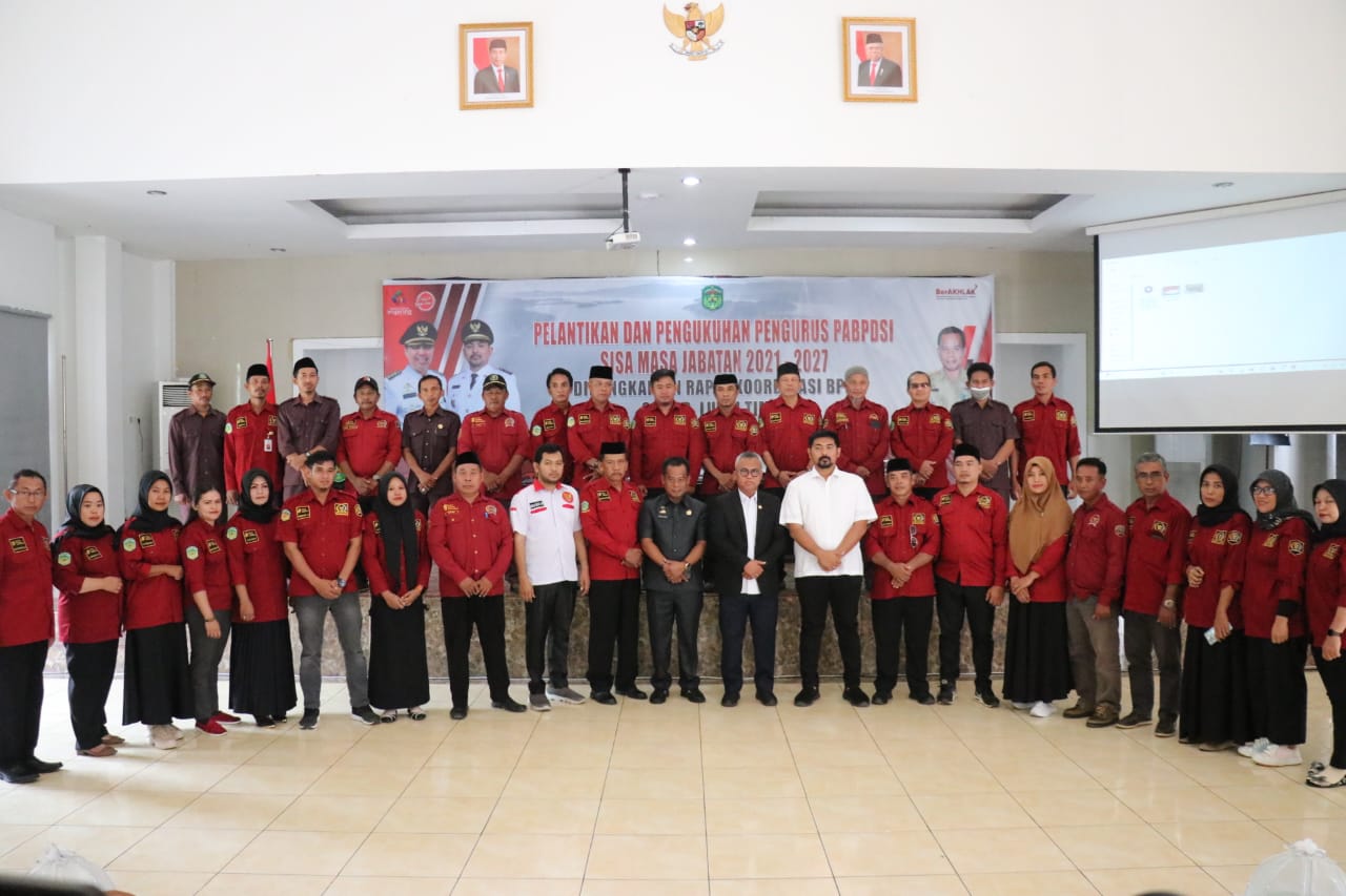 RAKOR -- Bupati Luwu Timur, H Budiman foto bersama usai melantik Pengurus Daerah PABPDSI Kabupaten Luwu Timur sisa masa jabatan 2021-2027 dirangkai Rakor BPD se-Lutim di Gedung Wanita Simpurusiang Malili, Sabtu (20/1)