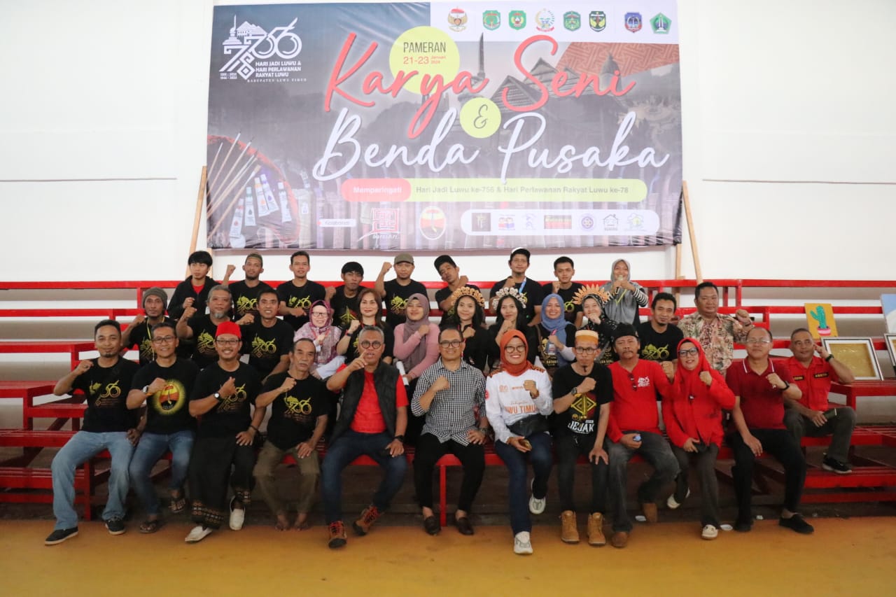 PAMERAN -- Salah satu kegiatan yang digelar dalam rangka memperingati Hari Jadi Luwu ke 756 dan Hari Perjuangan Rakyat Luwu ke 78 tahun 2024 adalah Pameran Karya Seni dan Benda Pusaka di Gedung Olahraga Malili baru-baru ini